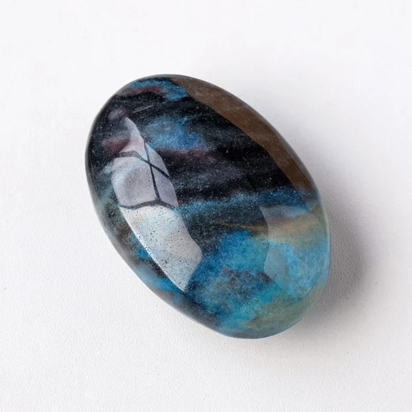 Let awareness deepen and emotions settle as you hold the Trolleite Palm Stone. Softly luminous and inwardly calming, it supports intuitive clarity while easing emotional weight.