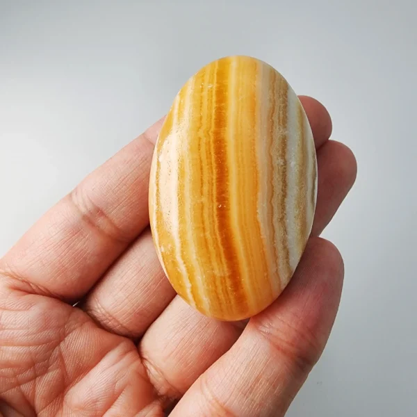 Let warmth and confidence rise gently within you as you hold the Yellow Calcite Palm Stone. Bright, comforting, and softly energizing, it lifts self-doubt while soothing emotional tension.