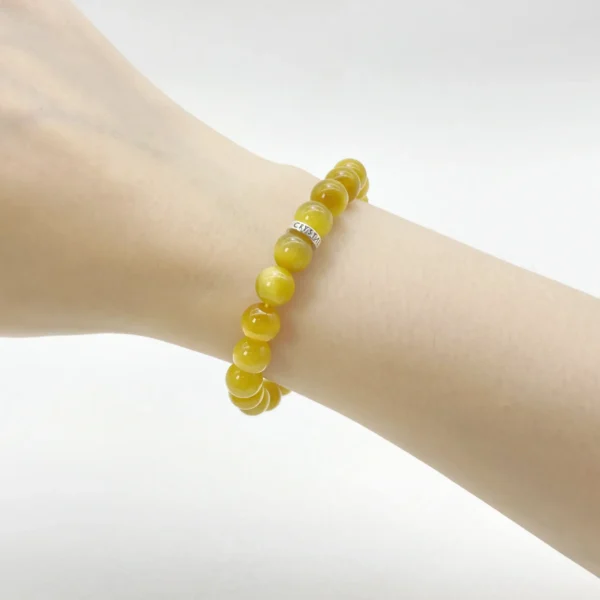 The Golden Tiger Eye Bracelet radiates courage, focus, and prosperity. Crafted with authentic AAA Grade golden tiger eye, this bracelet strengthens your confidence, enhances motivation, and brings grounding energy to your daily life. Perfect for those seeking strength, clarity, and courage in new beginnings.